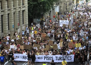 Manifestantes en Barcelona piden límites al turismo de masas