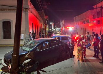 Fuerte choque de autos en crucero de calles 18 e Hidalgo en centro de Cd. Victoria