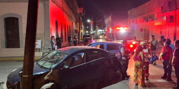 Fuerte choque de autos en crucero de calles 18 e Hidalgo en centro de Cd. Victoria