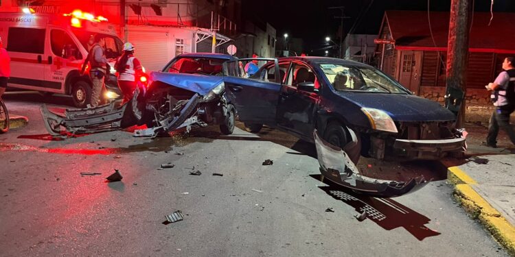 Fuerte choque de autos en crucero de calles 18 e Hidalgo en centro de Cd. Victoria