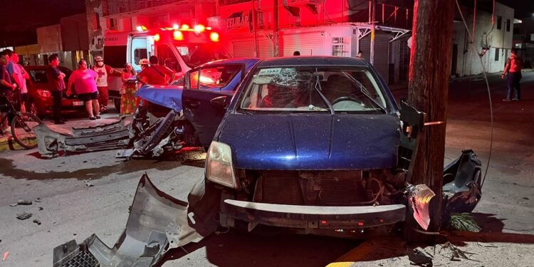 Fuerte choque de autos en crucero de calles 18 e Hidalgo en centro de Cd. Victoria