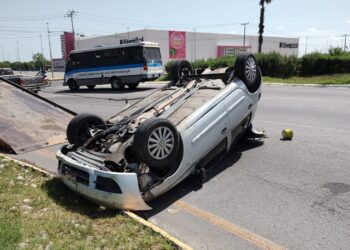 Conductor  de auto vuelca en el crucero de libramiento Naciones Unidas y carretera a Monterrey