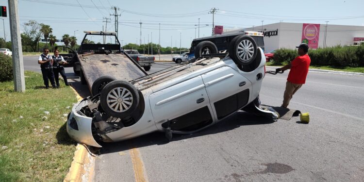 Conductor  de auto vuelca en el crucero de libramiento Naciones Unidas y carretera a Monterrey