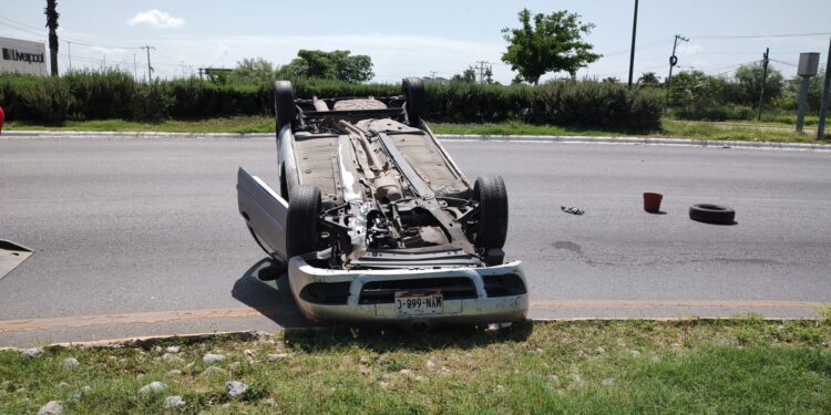 Conductor  de auto vuelca en el crucero de libramiento Naciones Unidas y carretera a Monterrey
