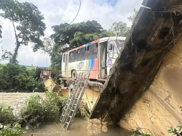Se desploma puente con todo y autobús de pasajeros en Veracruz