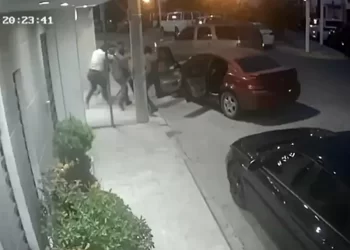 Graban momento en que secuestran a maestro de secundaria frente a su pequeña hija