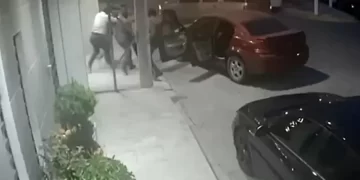 Graban momento en que secuestran a maestro de secundaria frente a su pequeña hija