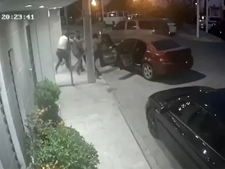 Graban momento en que secuestran a maestro de secundaria frente a su pequeña hija