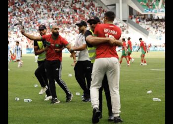 La caótica invasión de aficionados a la cancha en partido Argentina-Marruecos