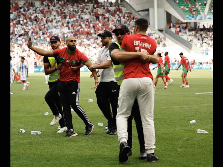 La caótica invasión de aficionados a la cancha en partido Argentina-Marruecos