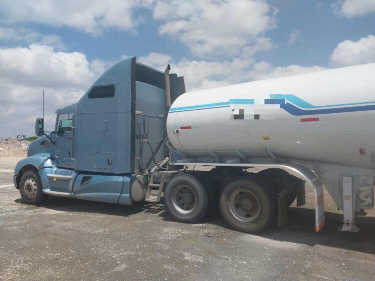 Revés a huachicoleros en Nuevo León; aseguran 35 mil litros de hidrocarburo