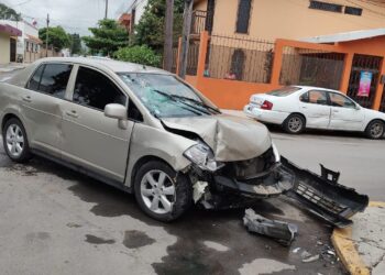 Fuerte choque vehicular en el crucero de calles 18 y Zaragoza de Cd. Victoria