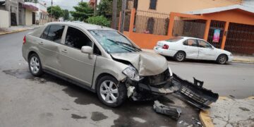 Fuerte choque vehicular en el crucero de calles 18 y Zaragoza de Cd. Victoria