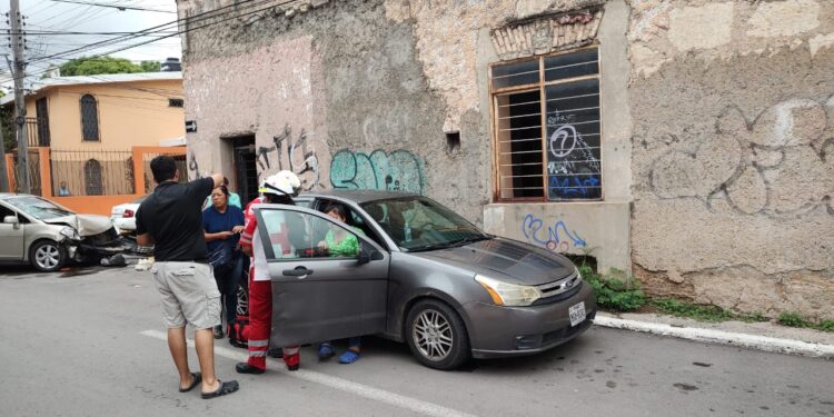 Fuerte choque vehicular en el crucero de calles 18 y Zaragoza de Cd. Victoria