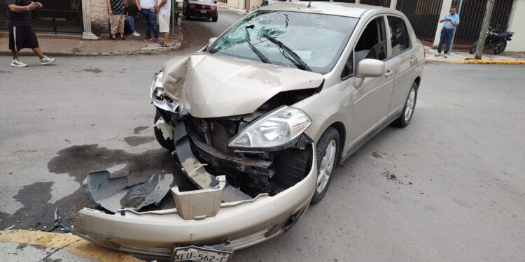 Fuerte choque vehicular en el crucero de calles 18 y Zaragoza de Cd. Victoria