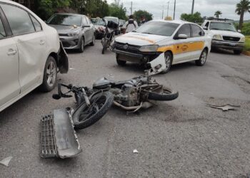 Taxista arrolla a un motociclista en Cd. Victoria