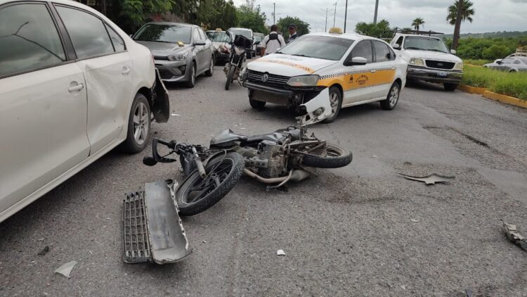 Taxista arrolla a un motociclista en Cd. Victoria