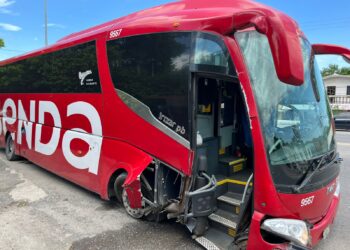 Autobús senda se estrella contra muro de contención en ruta a Monterrey