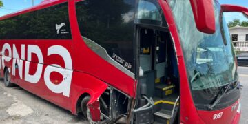 Autobús senda se estrella contra muro de contención en ruta a Monterrey