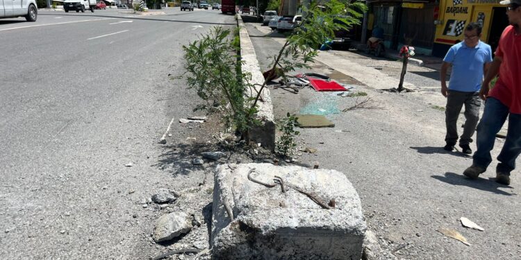 Autobús senda se estrella contra muro de contención en ruta a Monterrey