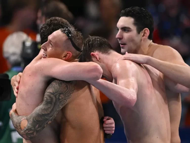 Cae el primer oro en París para Estados Unidos gracias a los relevos 4 x 100