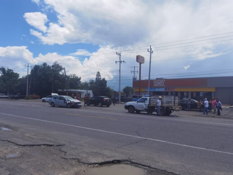 Conductor se lesiona al chocar en poblado “Subida Alta”.