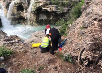 Mujer cae en cascadas de Juan Capitán de Cd. Victoria, se fractura pierna