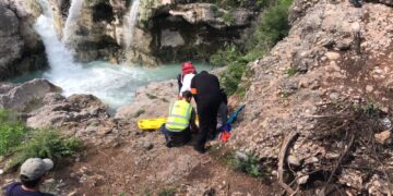 Mujer cae en cascadas de Juan Capitán de Cd. Victoria, se fractura pierna