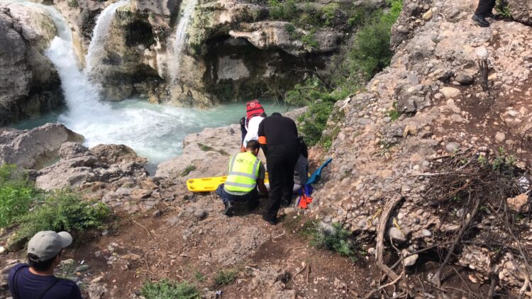 Mujer cae en cascadas de Juan Capitán de Cd. Victoria, se fractura pierna