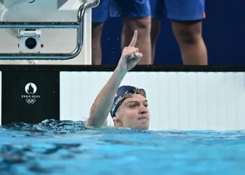 Nadador francés Léon Marchand se queda con el oro en 400 m en París