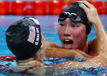 Torri Hueske sorprende y conquista oro en 100m mariposa femenil