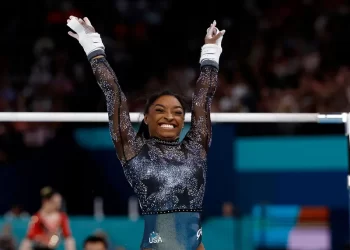 La gimnasta de EUA Simone Biles brinda un espectáculo en su regreso a los Juegos