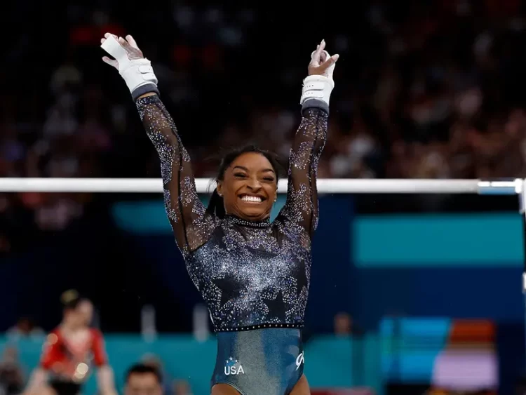 La gimnasta de EUA Simone Biles brinda un espectáculo en su regreso a los Juegos
