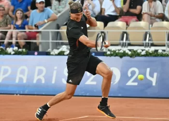 Zverev avanza de ronda en París en busca de revalidar su medalla de oro