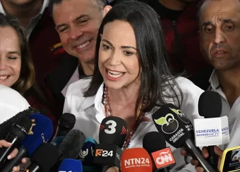 Oposición de Venezuela pide a electores permanecer en centros de votación