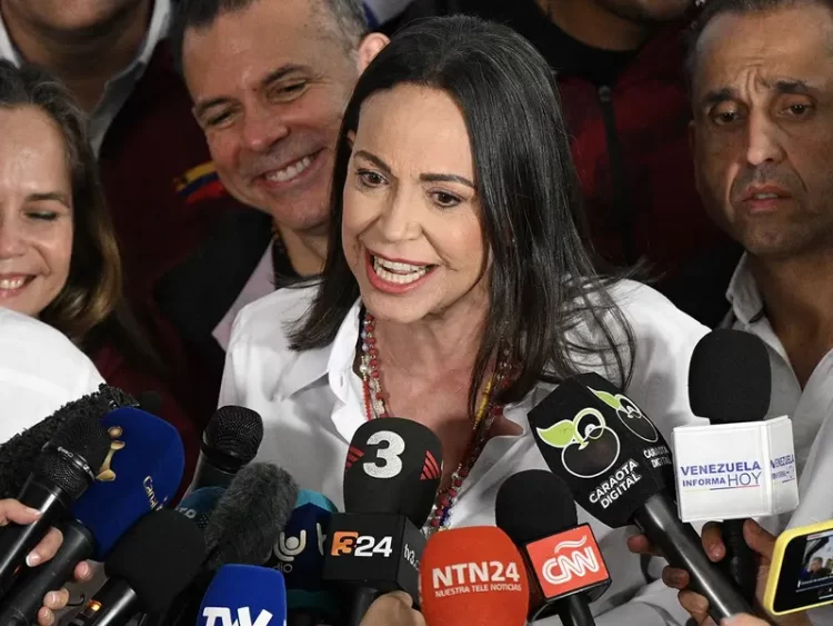 Oposición de Venezuela pide a electores permanecer en centros de votación