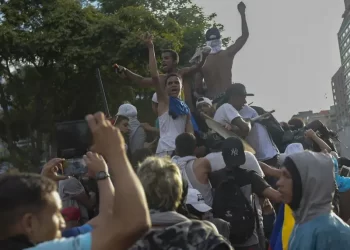 Venezolanos derriban dos estatuas de Chávez tras reelección de Maduro