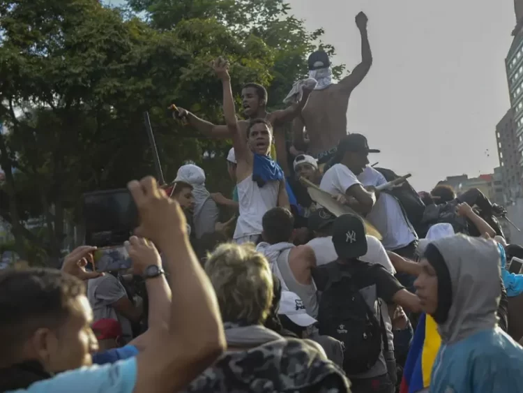 Venezolanos derriban dos estatuas de Chávez tras reelección de Maduro