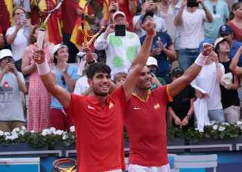 Nadal y Alcaraz sufren en París; a Cuartos en dobles