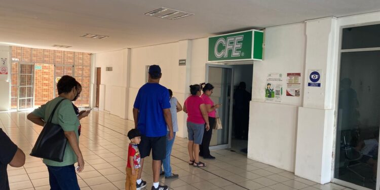 Usuarios piden a CFE reparar cajeros automáticos y aire acondicionado del área en Palacio Federal de Victoria