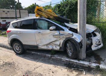 Fuerte choque de camionetas en el crucero del 21 y Juárez de cd. Victoria