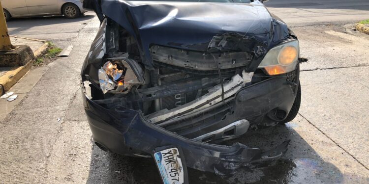 Fuerte choque de camionetas en el crucero del 21 y Juárez de cd. Victoria