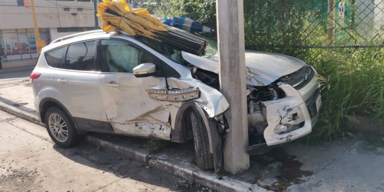 Fuerte choque de camionetas en el crucero del 21 y Juárez de cd. Victoria