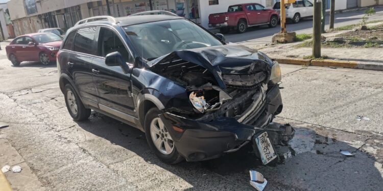 Fuerte choque de camionetas en el crucero del 21 y Juárez de cd. Victoria