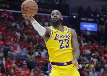 LeBron James renovará con Lakers y hará historia junto a su hijo