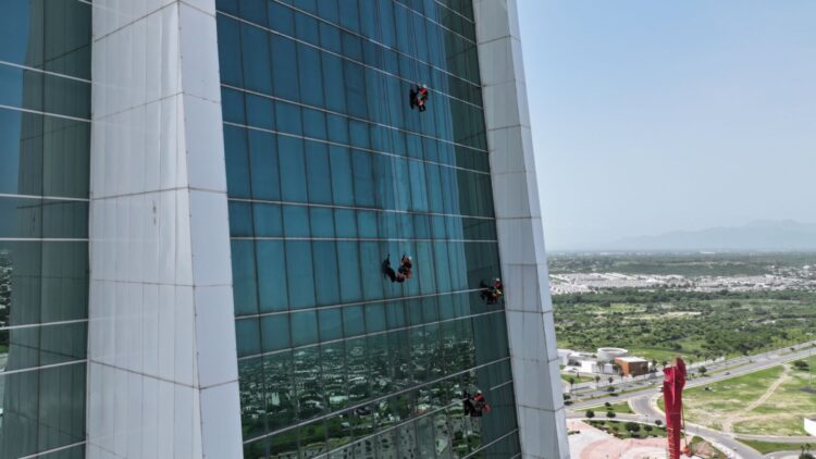 Continúan los trabajos de mantenimiento en Torre Bicentenario de Cd. Victoria
