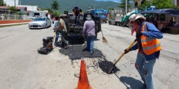 Con material reciclado y de manera preventiva reparan baches en Victoria.