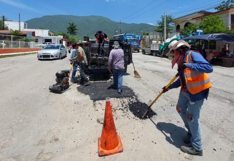 Con material reciclado y de manera preventiva reparan baches en Victoria.