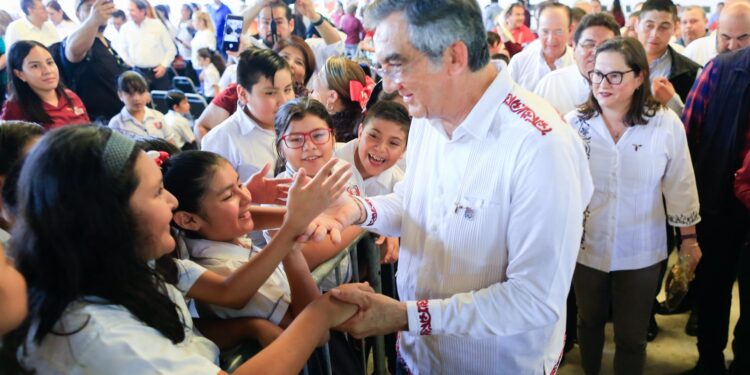 Entrega Américo Villarreal becas que benefician a 54 mil estudiantes de Tamaulipas