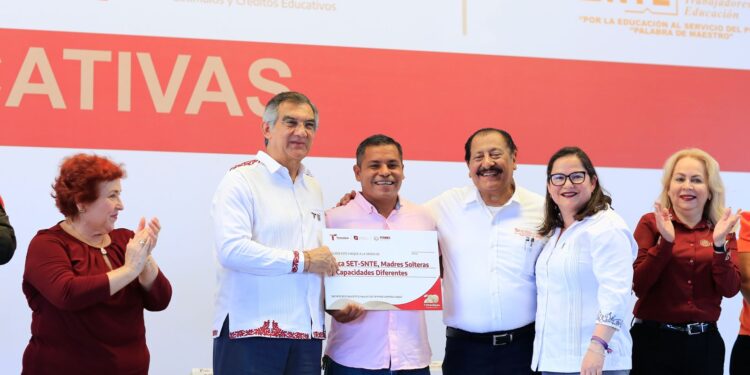 Entrega Américo Villarreal becas que benefician a 54 mil estudiantes de Tamaulipas